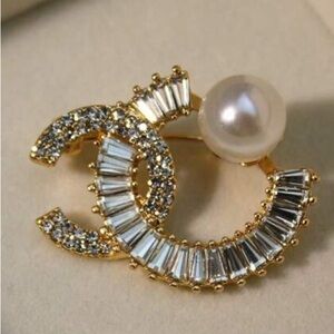 NEW Gold Crystal Pearl Brooch – Elegant Statement Pin